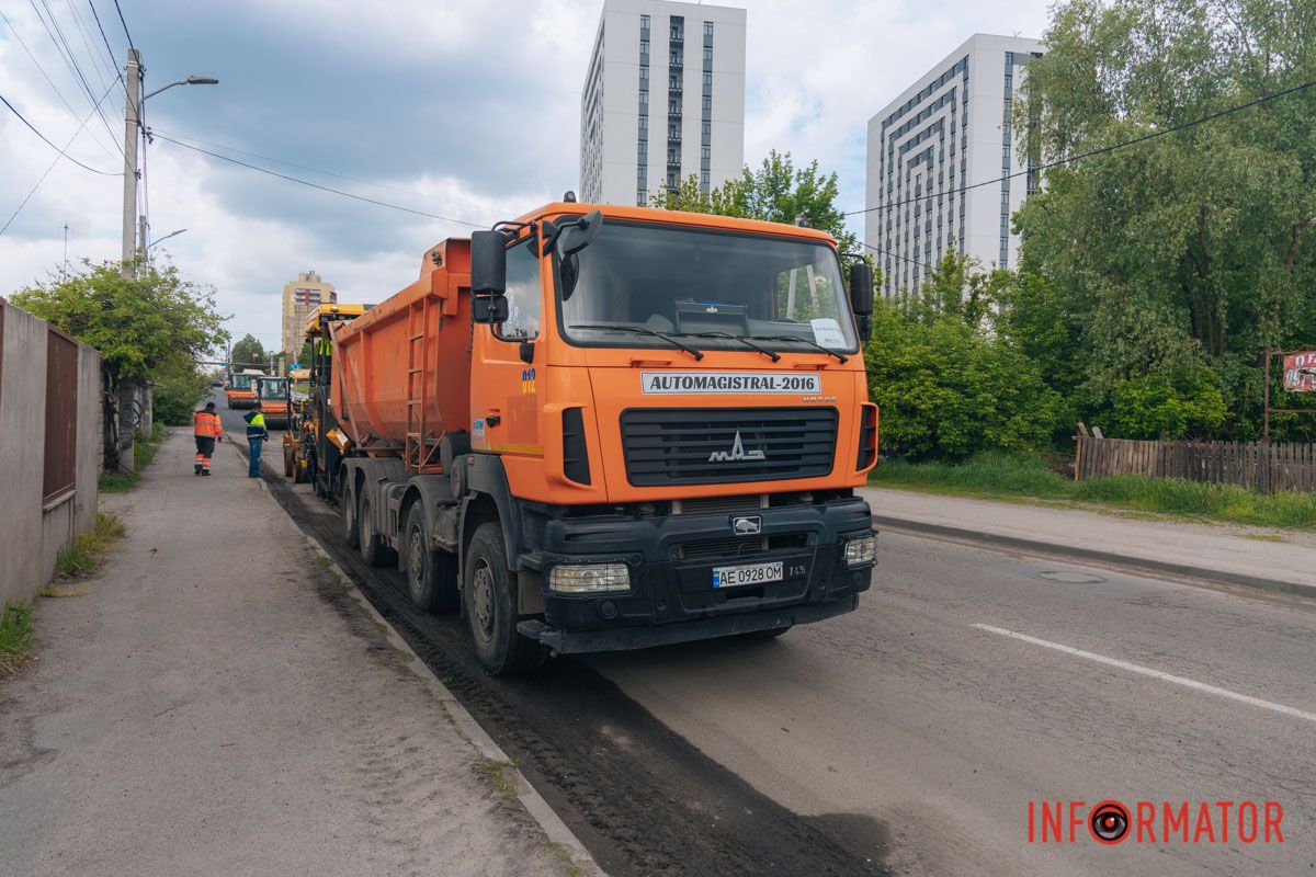 У Дніпрі на вулиці Янтарній звузили проїжджу частину: рух ускладнений