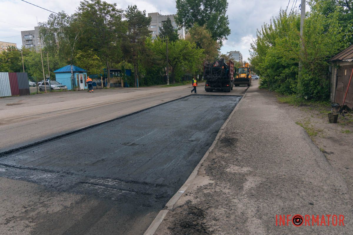 У Дніпрі на вулиці Янтарній звузили проїжджу частину: рух ускладнений