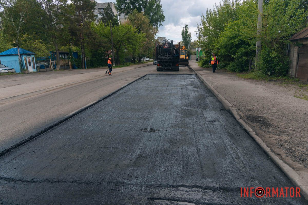 У Дніпрі на вулиці Янтарній звузили проїжджу частину: рух ускладнений