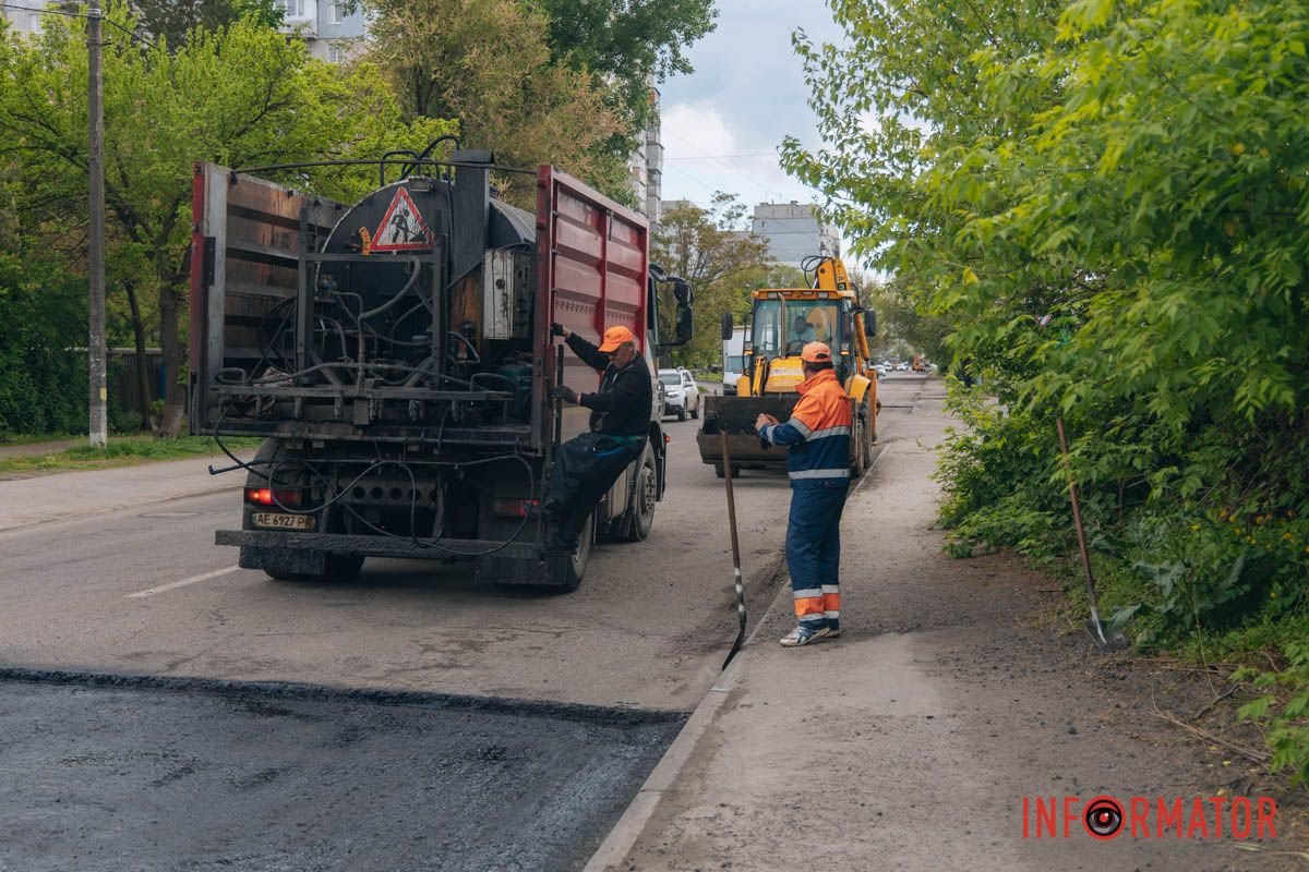 У Дніпрі на вулиці Янтарній звузили проїжджу частину: рух ускладнений