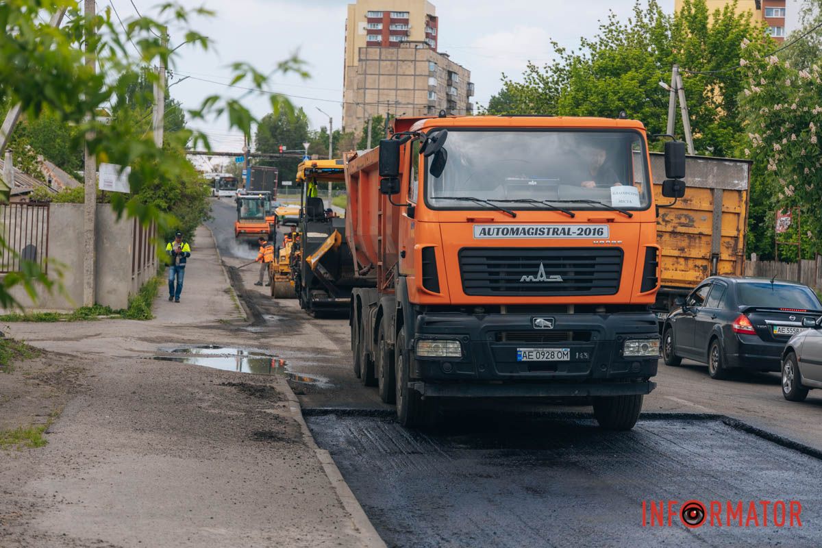 У Дніпрі на вулиці Янтарній звузили проїжджу частину: рух ускладнений
