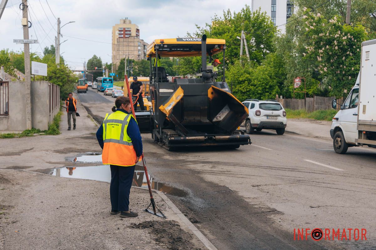 У Дніпрі на вулиці Янтарній звузили проїжджу частину: рух ускладнений