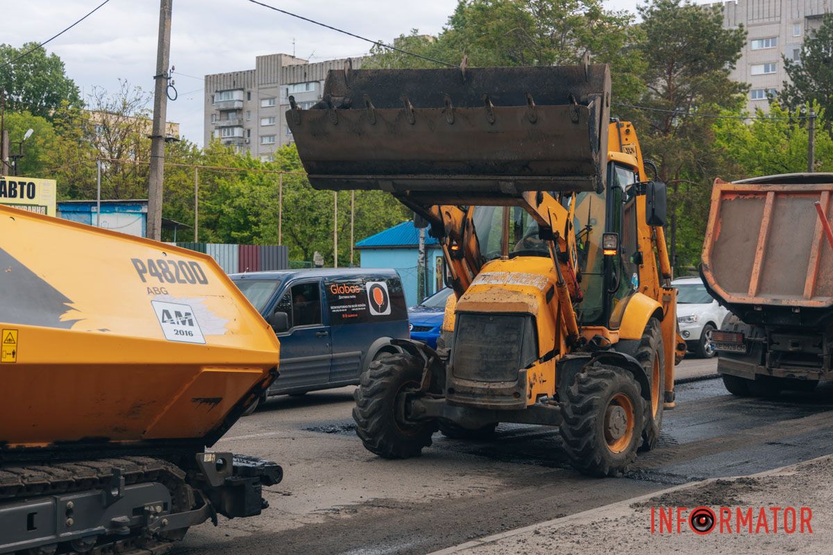 У Дніпрі на вулиці Янтарній звузили проїжджу частину: рух ускладнений