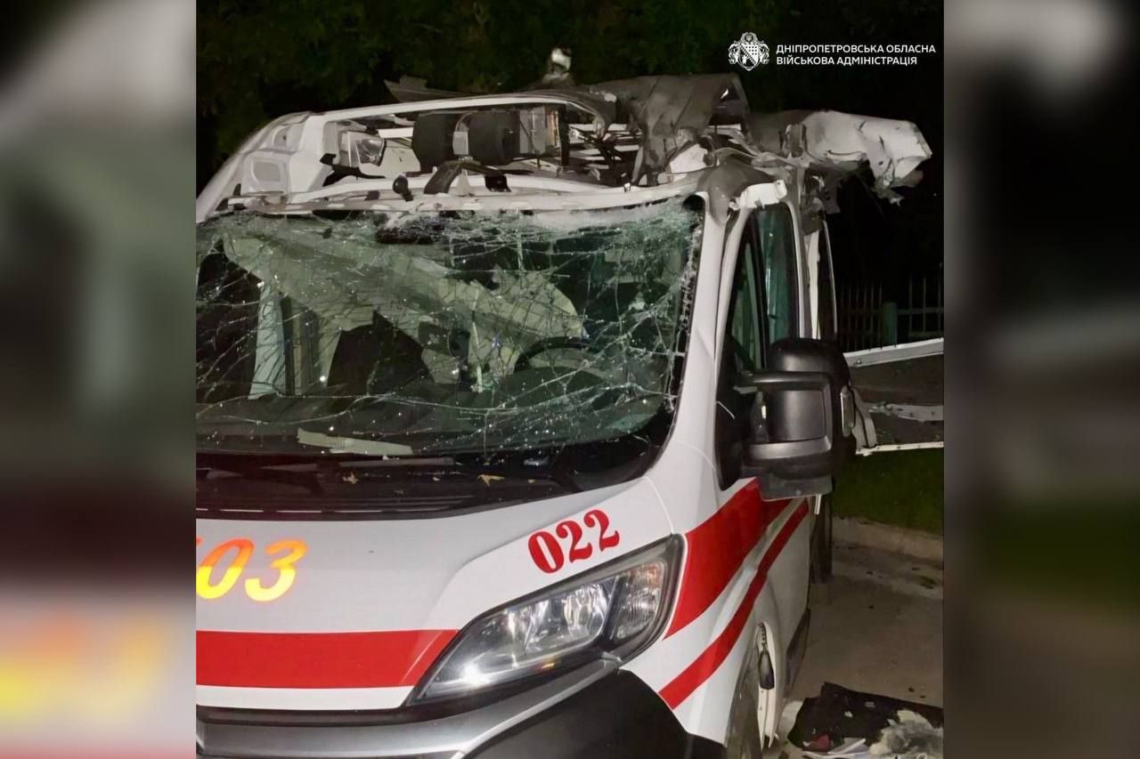 у Дніпропетровській області росіяни били по будинках, гаражах та двох каретах «швидкої»