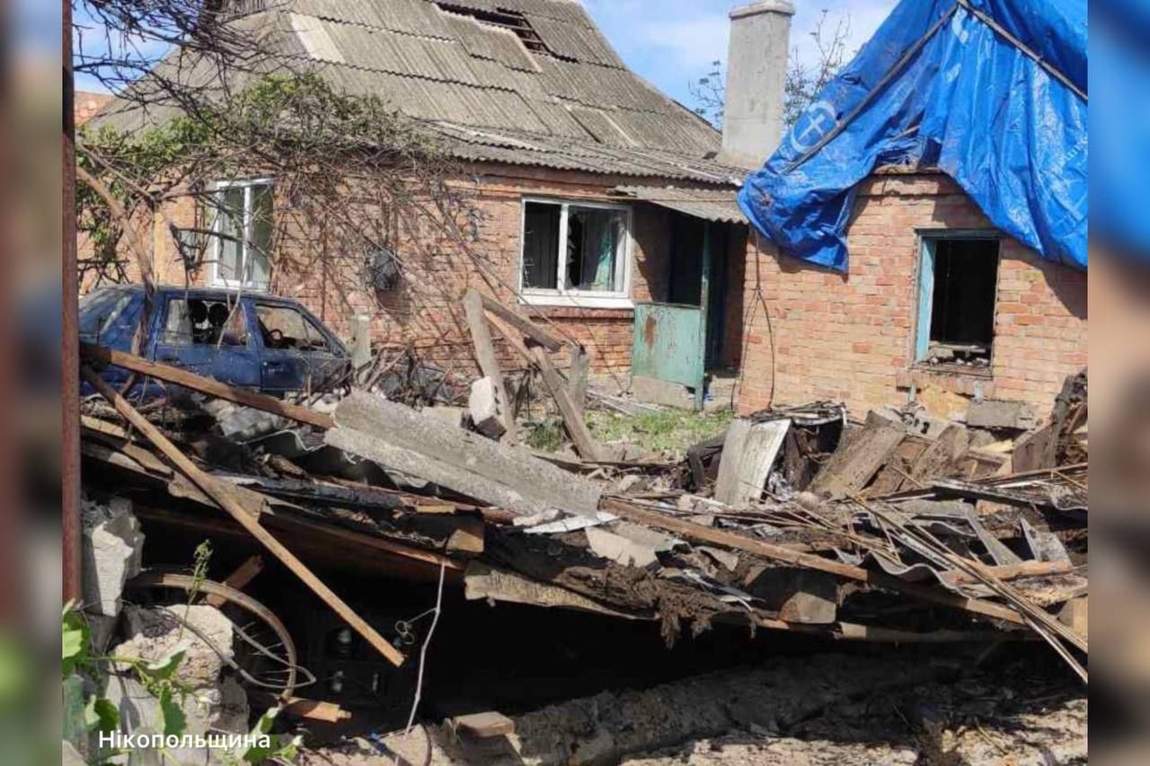 у Дніпропетровській області росіяни били по будинках, гаражах та двох каретах «швидкої»