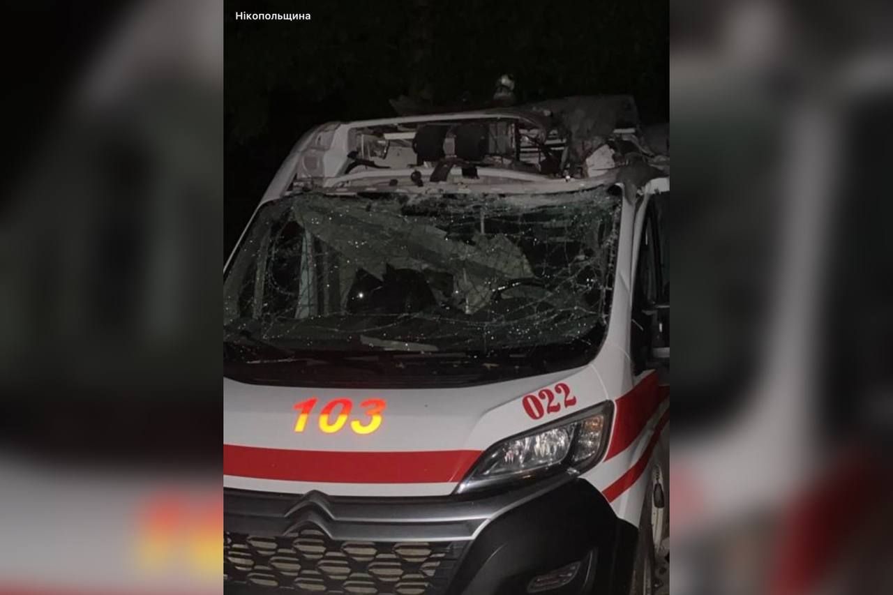 у Дніпропетровській області росіяни били по будинках, гаражах та двох каретах «швидкої»
