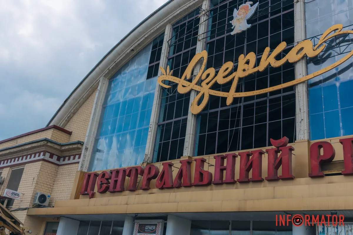 На ринку «Озерка» у Дніпрі почали відновлювати фасад після ворожої атаки 16 квітня