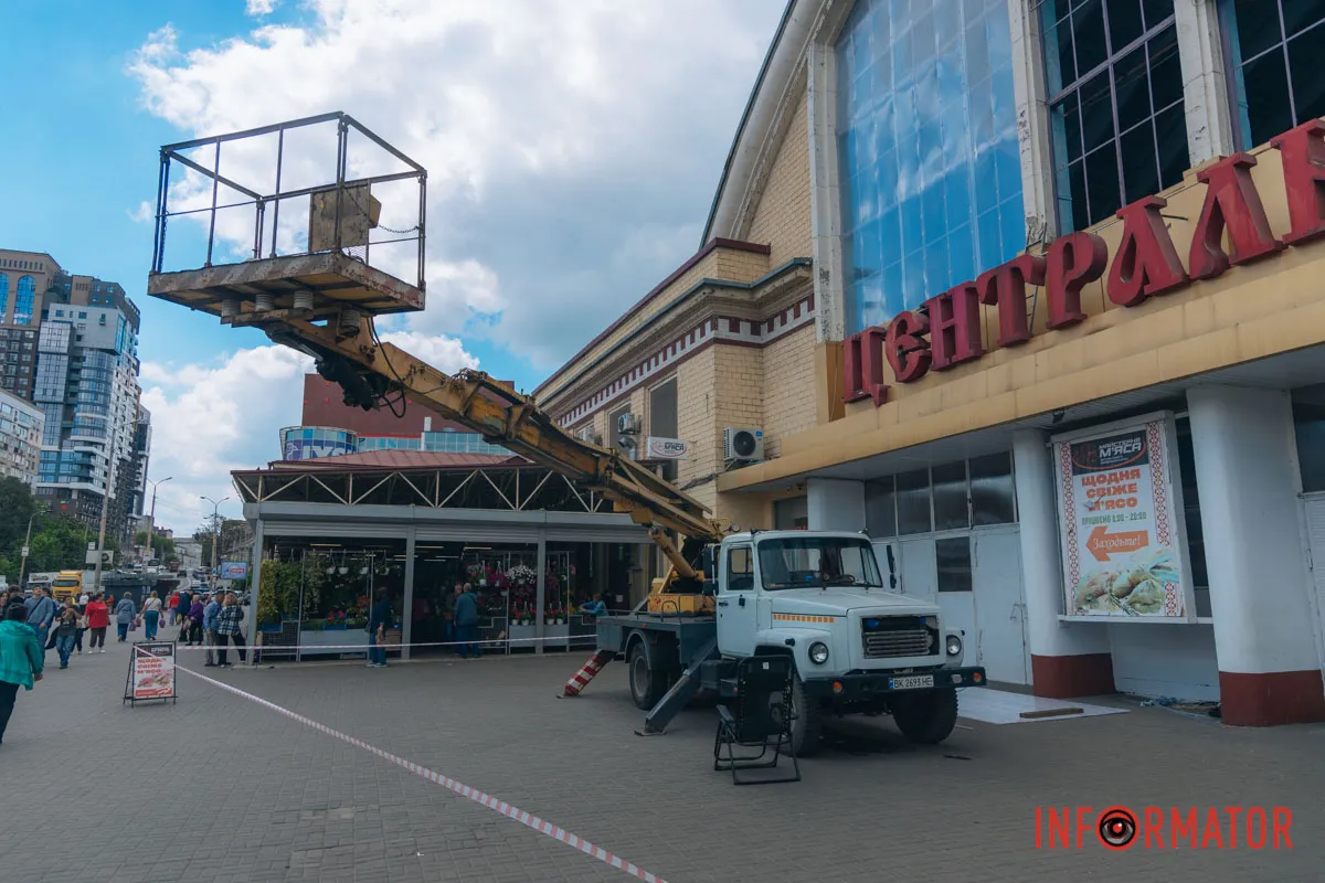 На ринку «Озерка» у Дніпрі почали відновлювати фасад після ворожої атаки 16 квітня