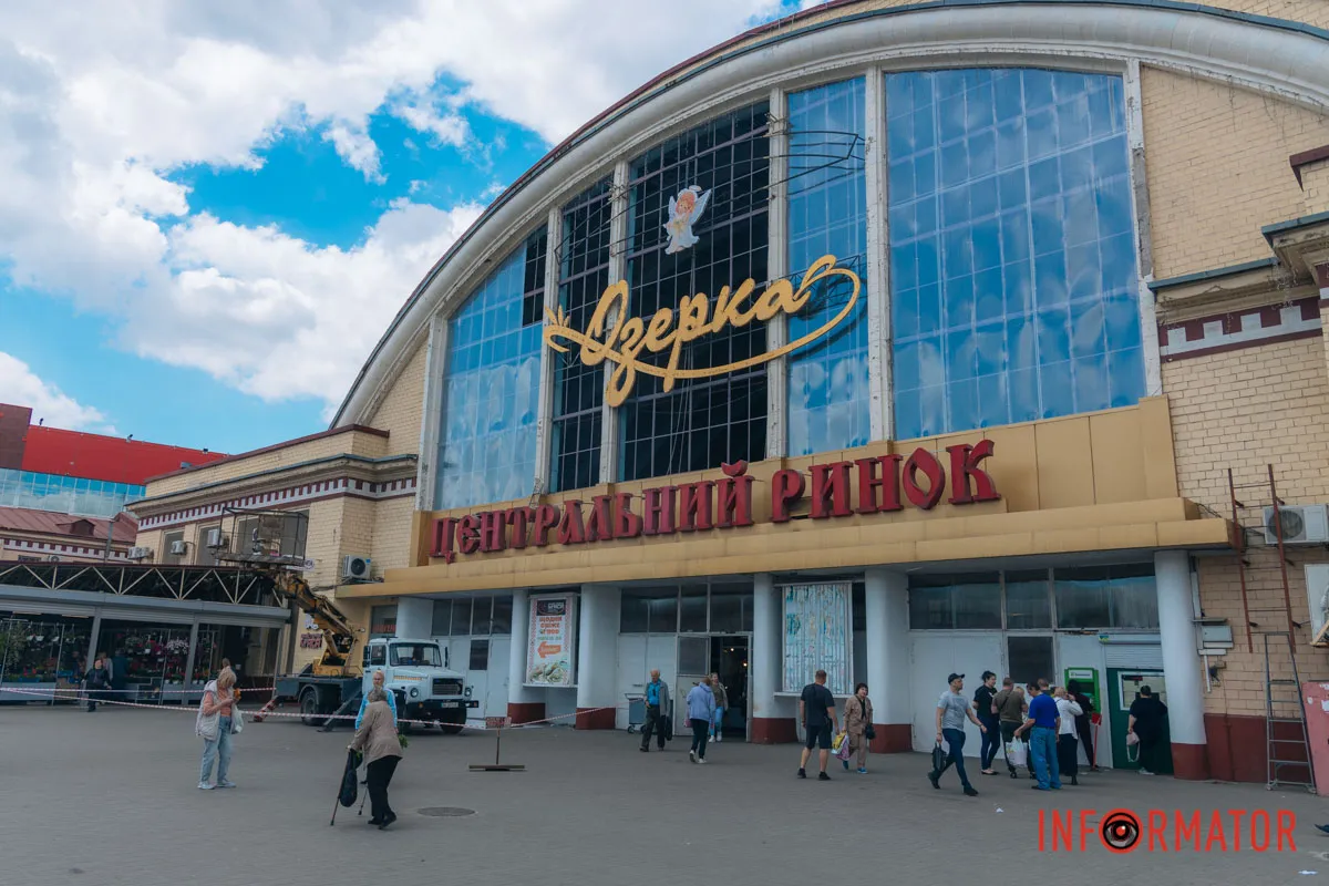 На ринку «Озерка» у Дніпрі почали відновлювати фасад після ворожої атаки 16 квітня