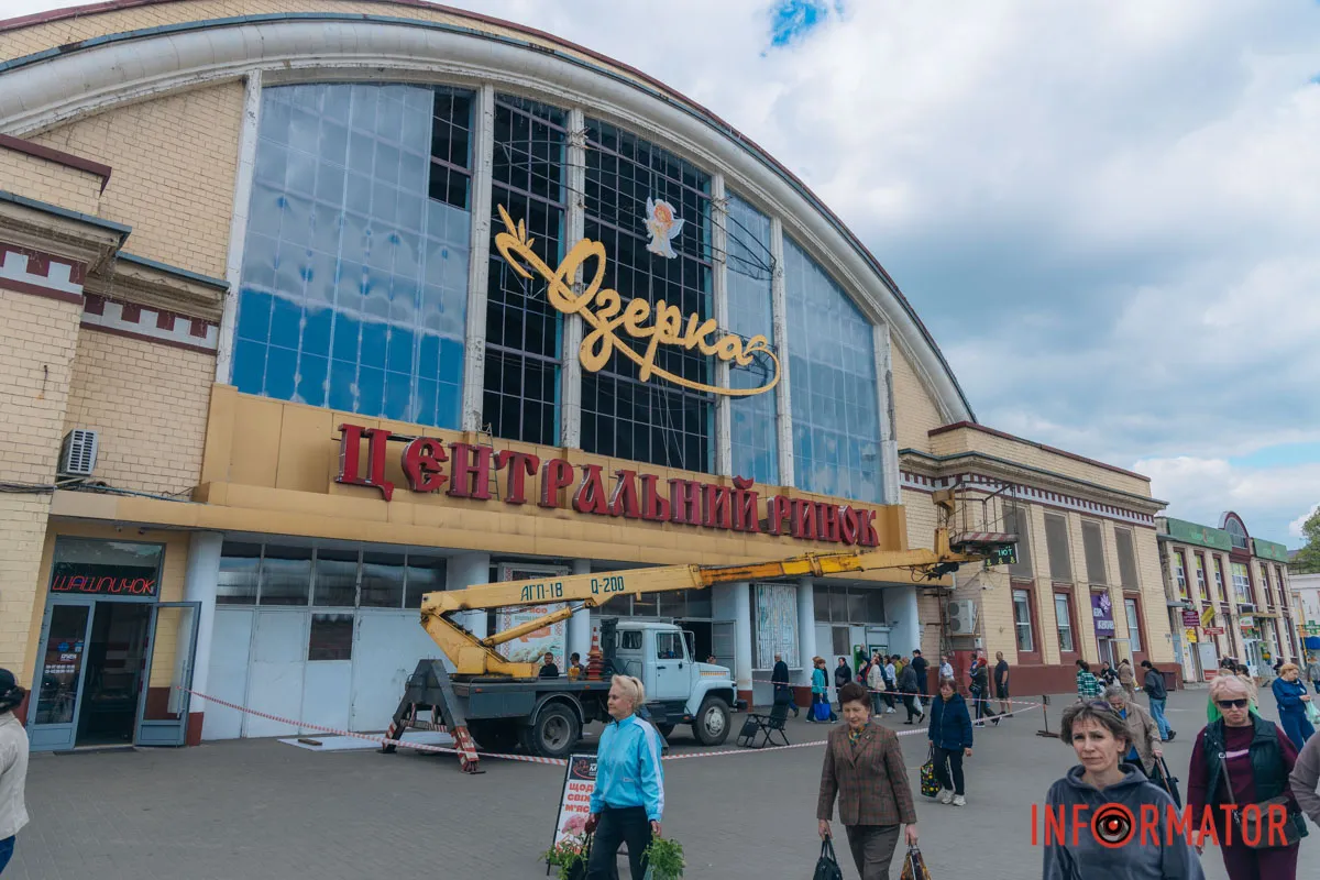 На ринку «Озерка» у Дніпрі почали відновлювати фасад після ворожої атаки 16 квітня