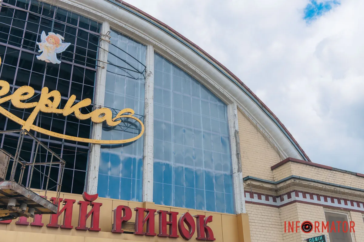 На ринку «Озерка» у Дніпрі почали відновлювати фасад після ворожої атаки 16 квітня