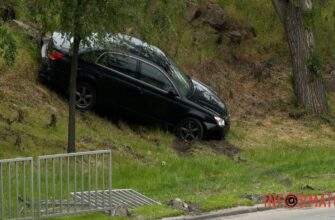 У Дніпрі на Січеславській Набережній Toyota знесла паркан та вилетіла на схил