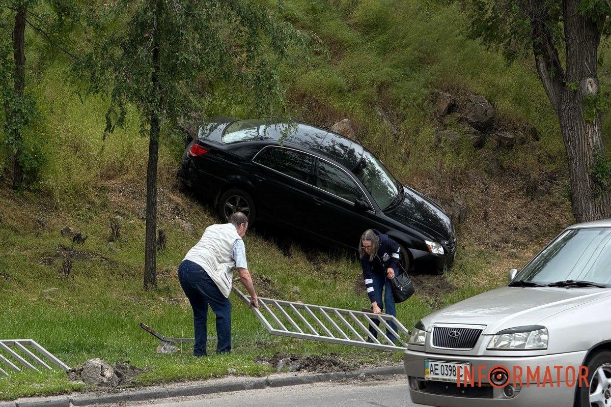 У Дніпрі на Січеславській Набережній Toyota знесла паркан та вилетіла на схил