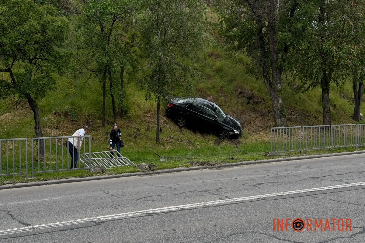 У Дніпрі на Січеславській Набережній Toyota знесла паркан та вилетіла на схил