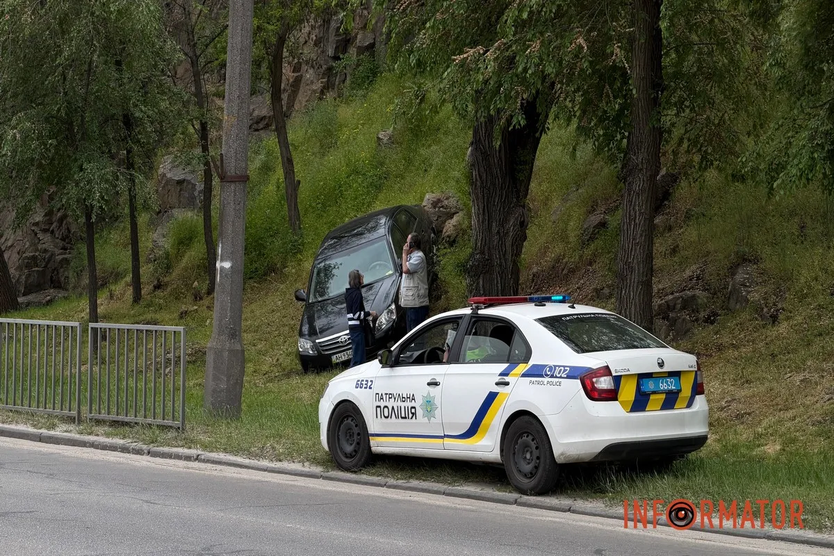 У Дніпрі на Січеславській Набережній Toyota знесла паркан та вилетіла на схил