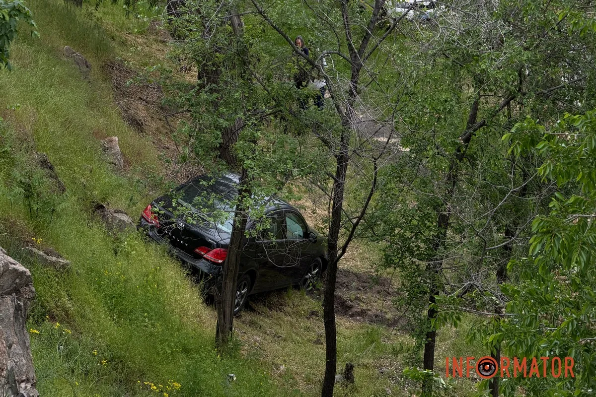 У Дніпрі на Січеславській Набережній Toyota знесла паркан та вилетіла на схил