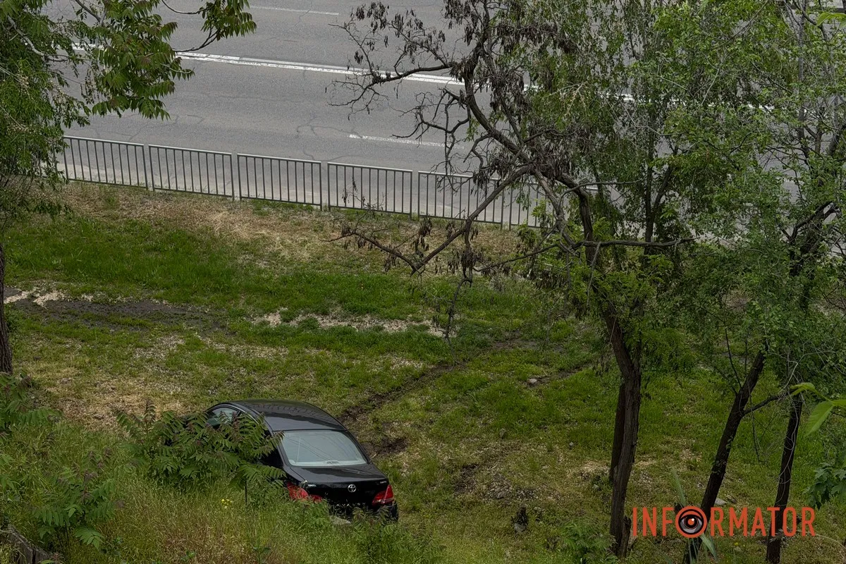 У Дніпрі на Січеславській Набережній Toyota знесла паркан та вилетіла на схил