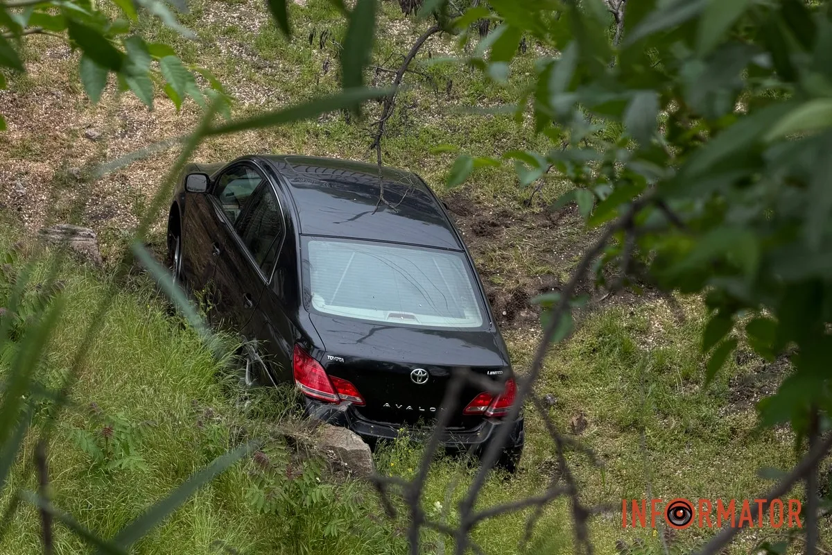 У Дніпрі на Січеславській Набережній Toyota знесла паркан та вилетіла на схил