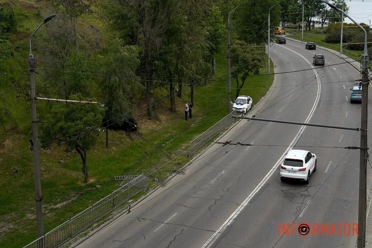 У Дніпрі на Січеславській Набережній Toyota знесла паркан та вилетіла на схил