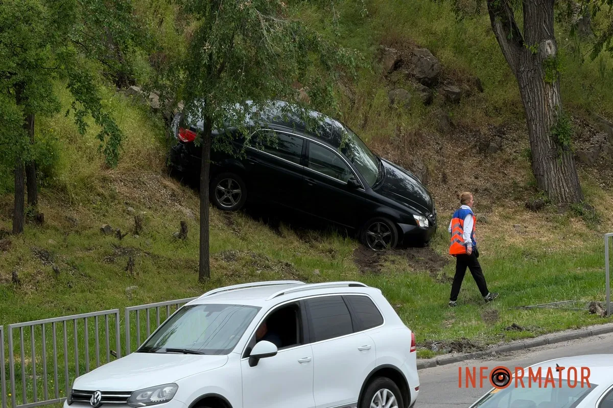 У Дніпрі на Січеславській Набережній Toyota знесла паркан та вилетіла на схил