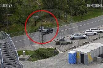 у Дніпрі на Січеславській Набережній Toyota заднім ходом знесла паркан та залетіла на схил