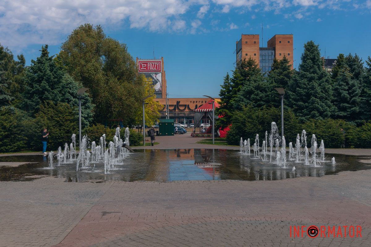 У Дніпрі запрацювали фонтани "Білий лебідь" та "Арка закоханих"