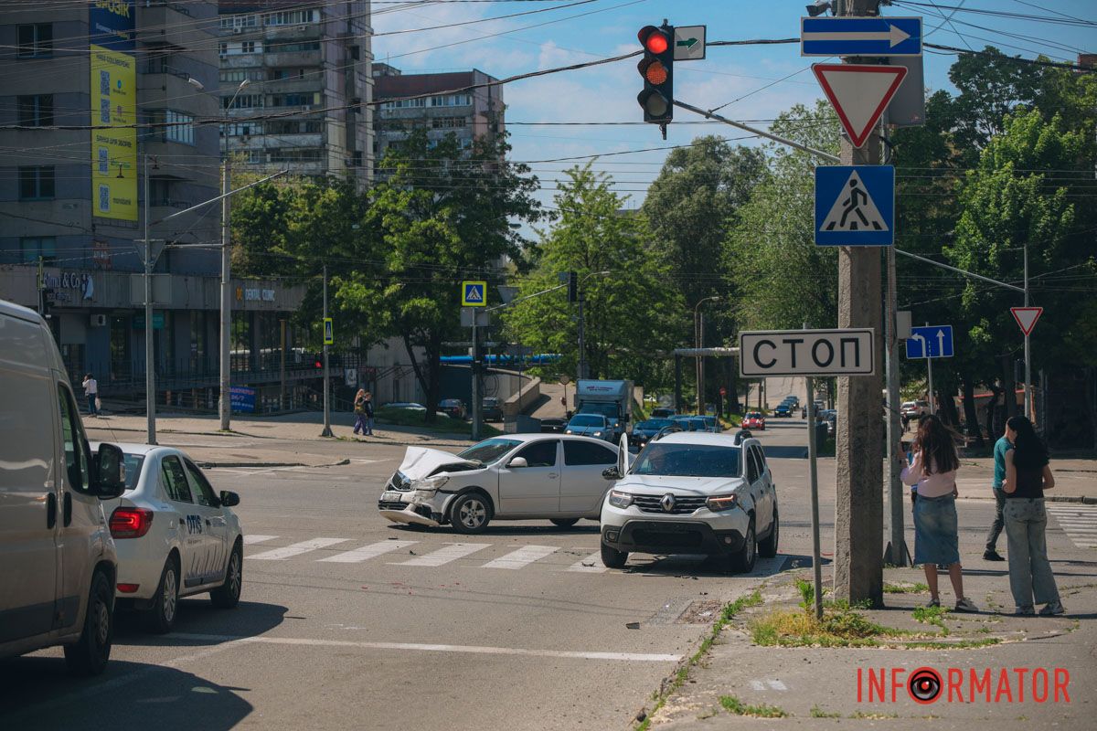 У Дніпрі на проспекті Поля зіткнулися Skoda та поліцейський Renault: останній перекрив пішохідний перехід