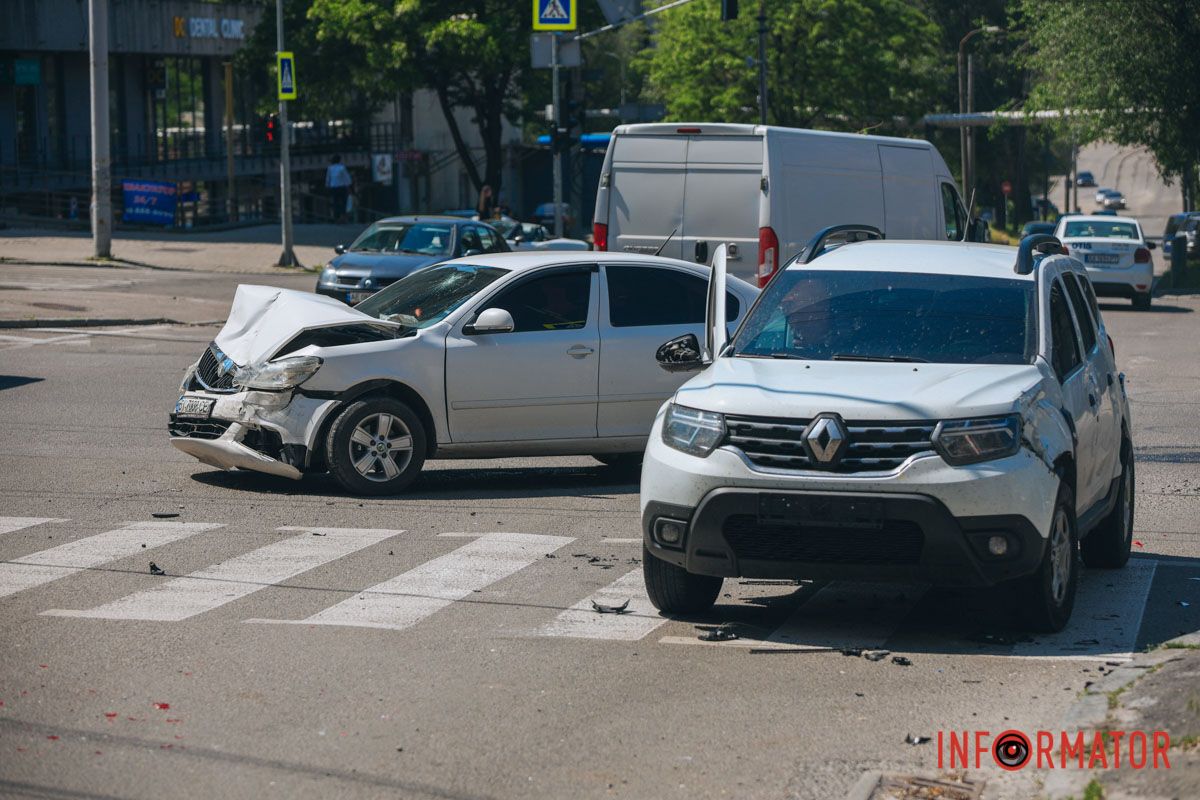 У Дніпрі на проспекті Поля зіткнулися Skoda та поліцейський Renault: останній перекрив пішохідний перехід