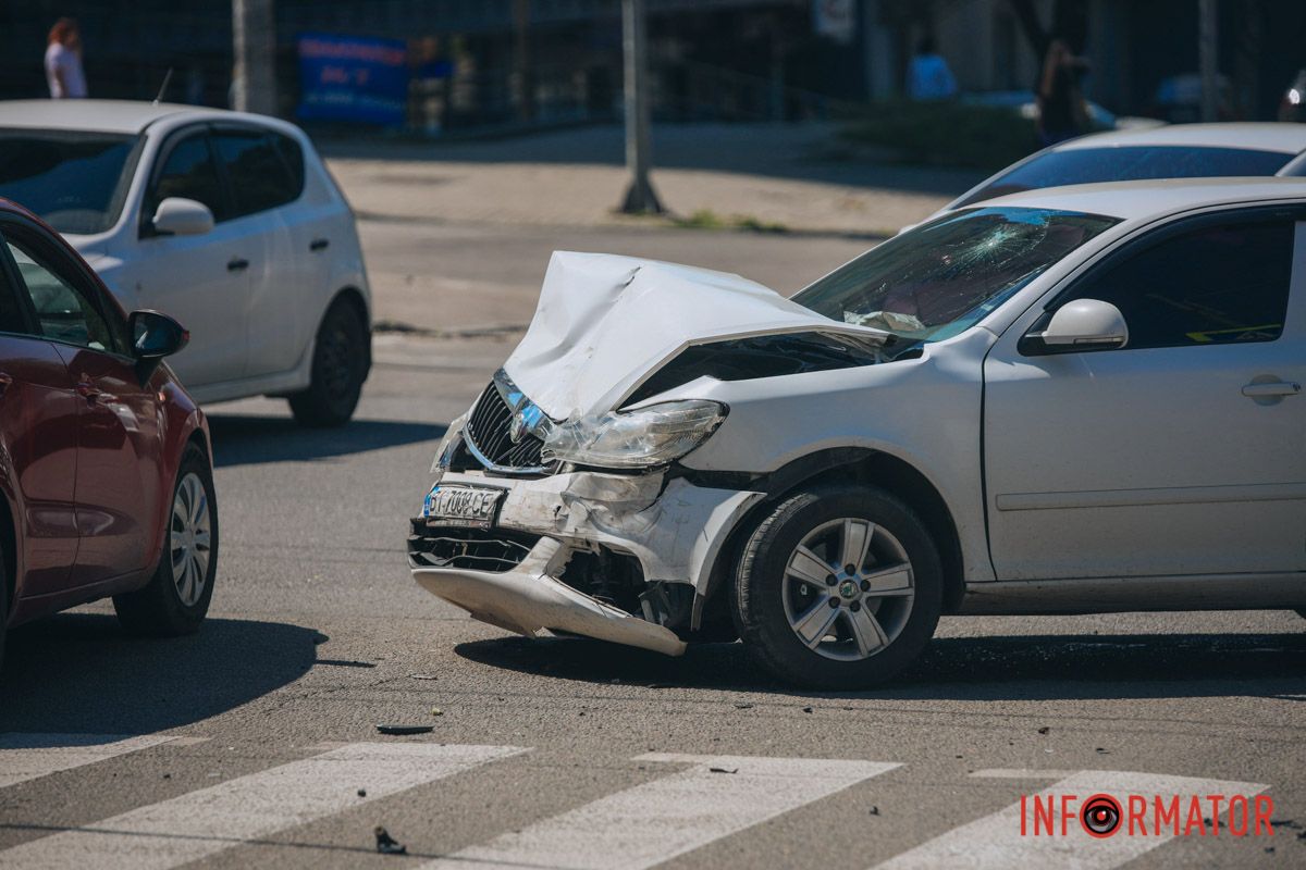 У Дніпрі на проспекті Поля зіткнулися Skoda та поліцейський Renault: останній перекрив пішохідний перехід