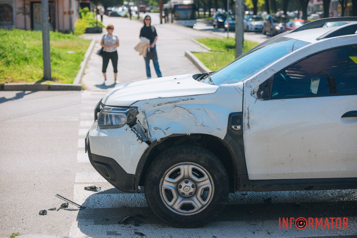 У Дніпрі на проспекті Поля зіткнулися Skoda та поліцейський Renault: останній перекрив пішохідний перехід
