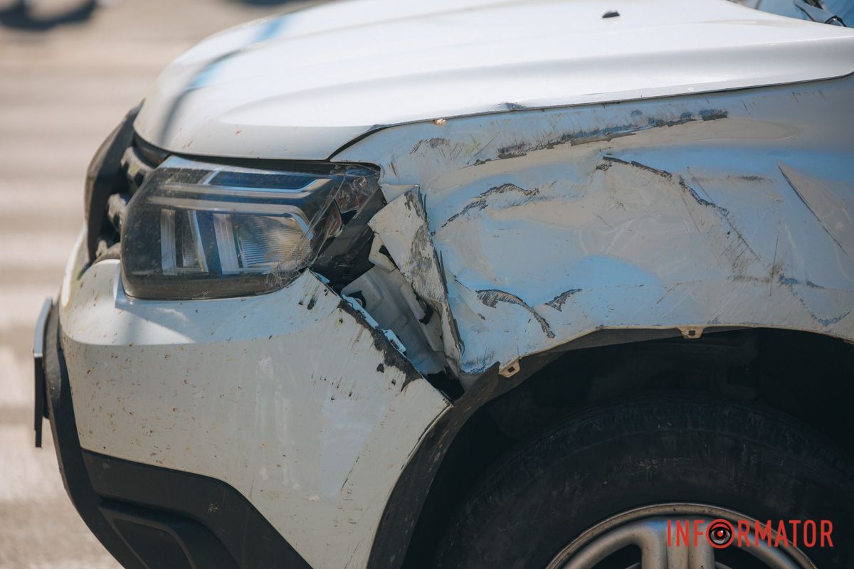 У Дніпрі на проспекті Поля зіткнулися Skoda та поліцейський Renault: останній перекрив пішохідний перехід