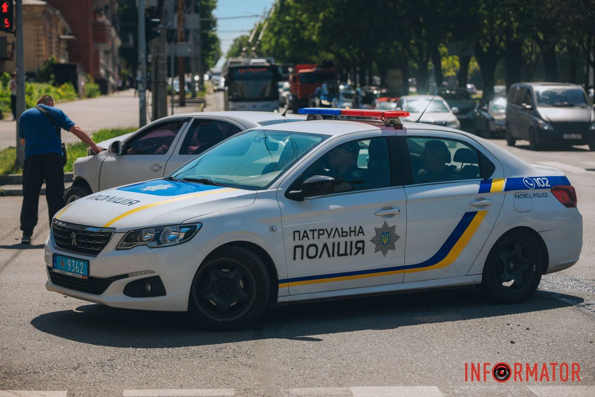 У Дніпрі на проспекті Поля зіткнулися Skoda та поліцейський Renault: останній перекрив пішохідний перехід