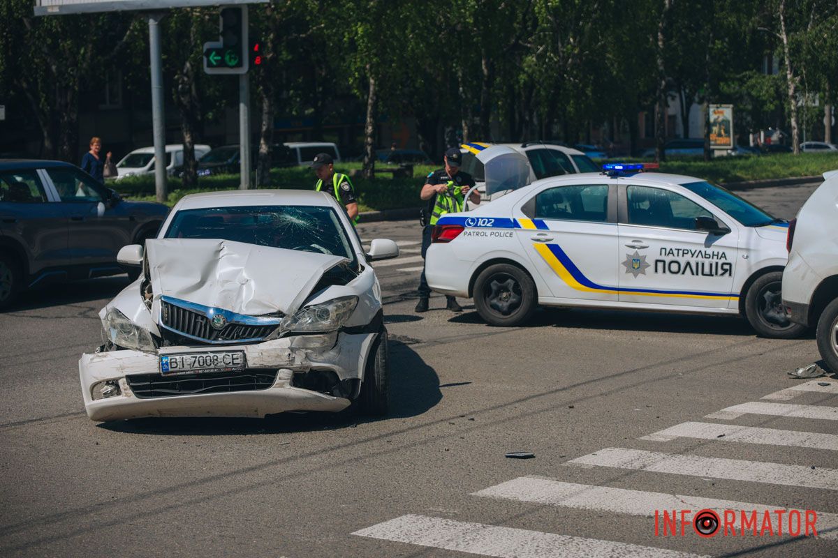 У Дніпрі на проспекті Поля зіткнулися Skoda та поліцейський Renault: останній перекрив пішохідний перехід