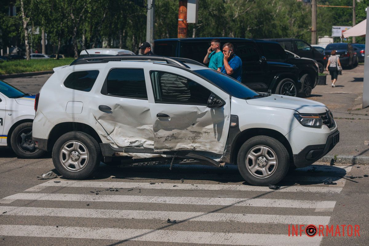 У Дніпрі на проспекті Поля зіткнулися Skoda та поліцейський Renault: останній перекрив пішохідний перехід
