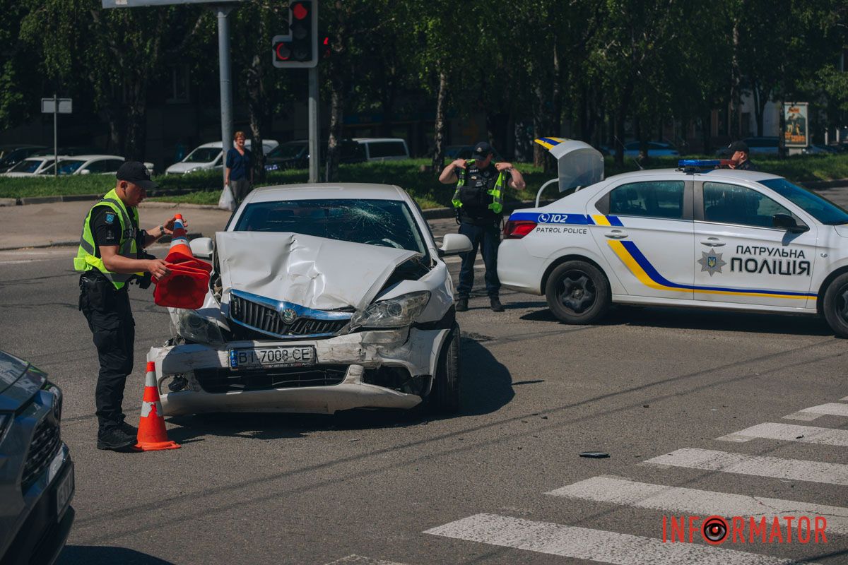 У Дніпрі на проспекті Поля зіткнулися Skoda та поліцейський Renault: останній перекрив пішохідний перехід