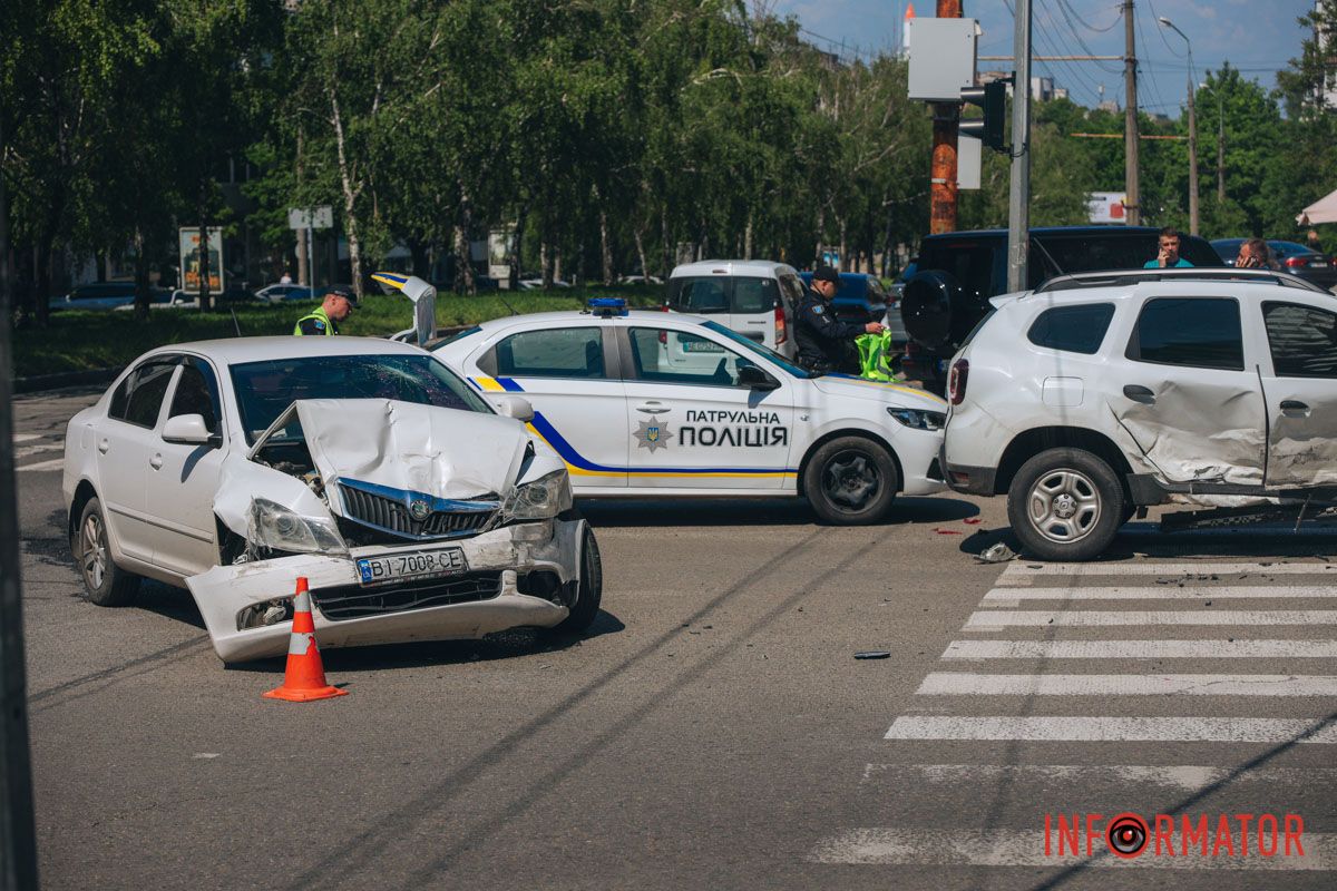 У Дніпрі на проспекті Поля зіткнулися Skoda та поліцейський Renault: останній перекрив пішохідний перехід