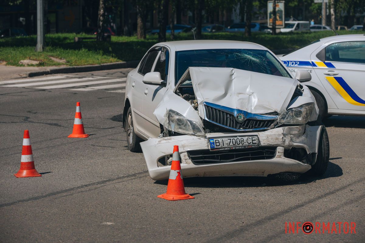 У Дніпрі на проспекті Поля зіткнулися Skoda та поліцейський Renault: останній перекрив пішохідний перехід