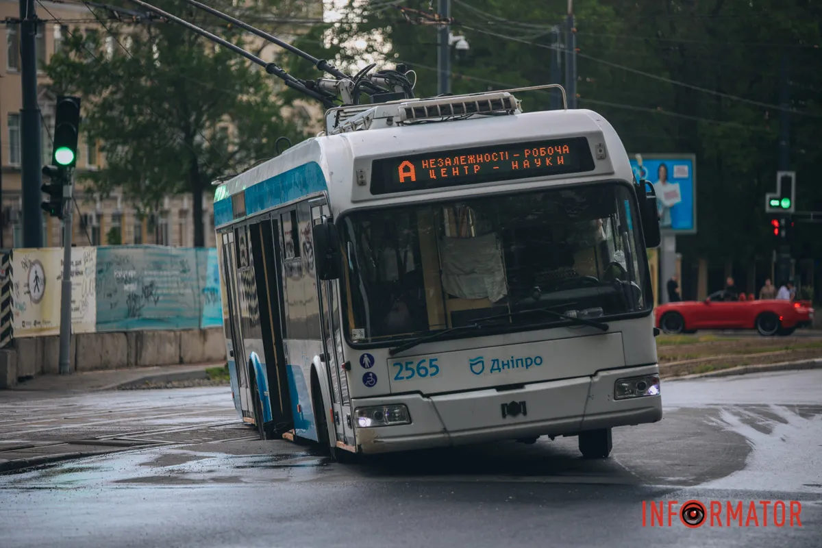 у Дніпрі на проспекті Науки тролейбус застряг колесом у проваллі, транспорт стоїть