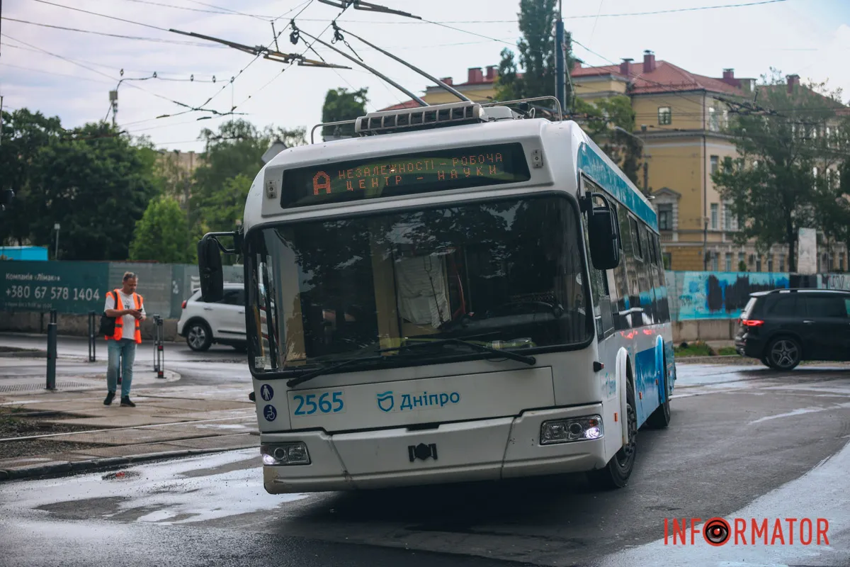 у Дніпрі на проспекті Науки тролейбус застряг колесом у проваллі, транспорт стоїть