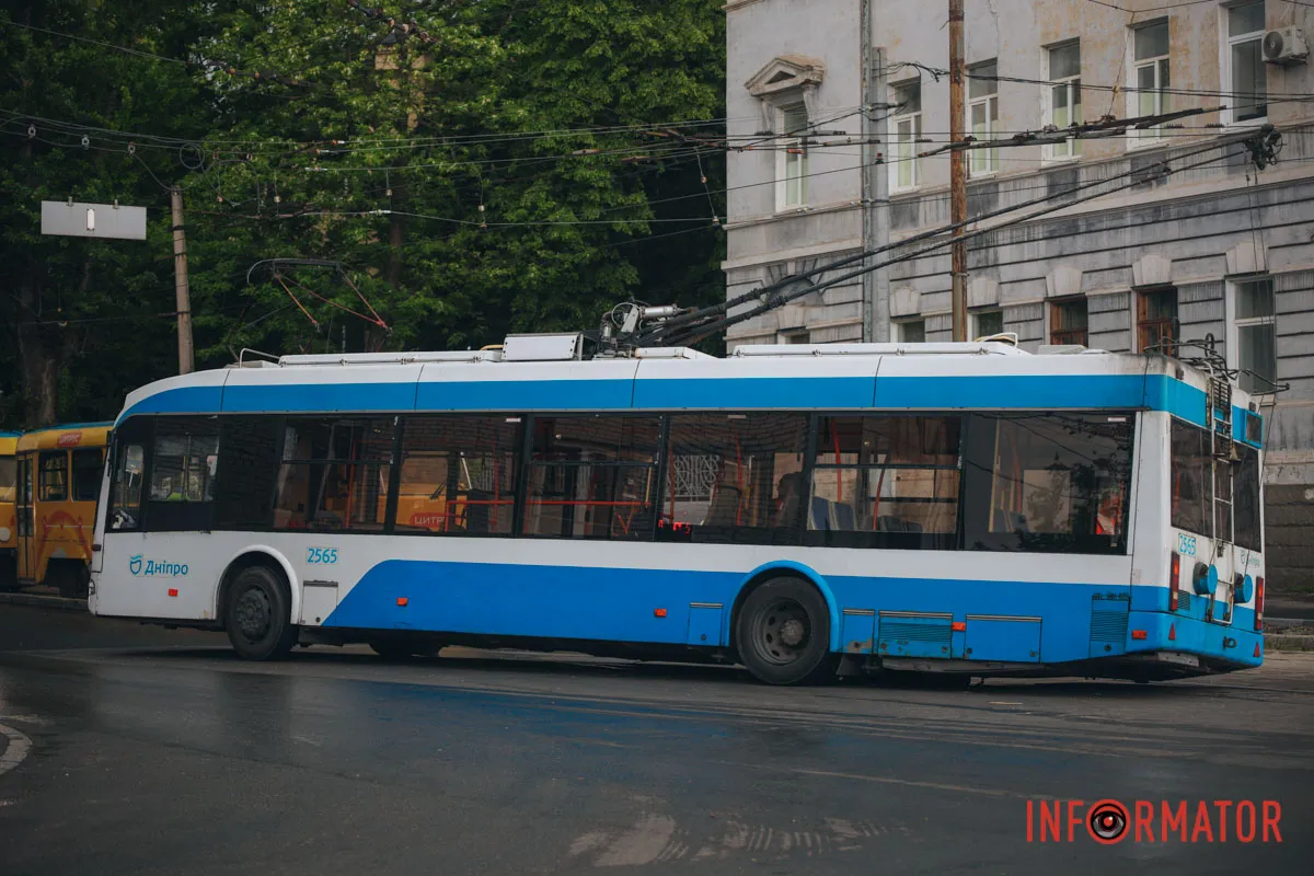 у Дніпрі на проспекті Науки тролейбус застряг колесом у проваллі, транспорт стоїть