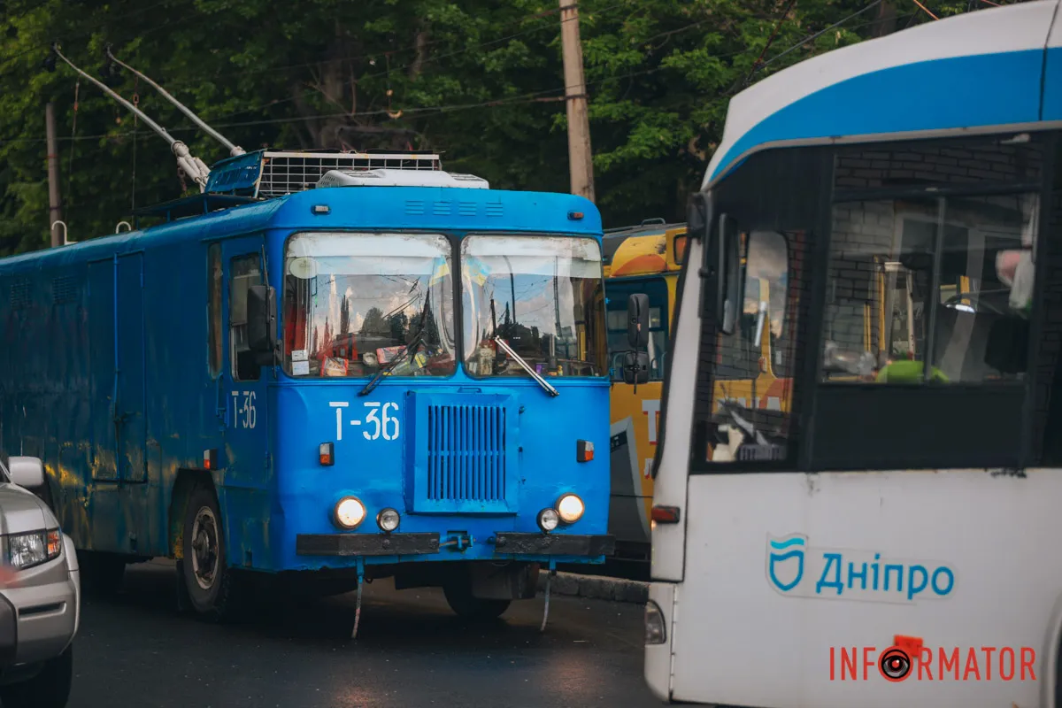 у Дніпрі на проспекті Науки тролейбус застряг колесом у проваллі, транспорт стоїть
