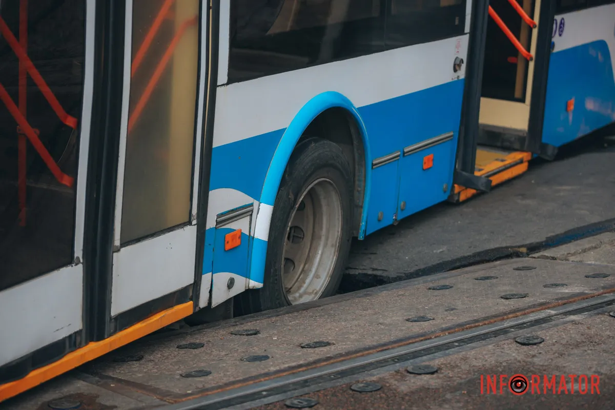 у Дніпрі на проспекті Науки тролейбус застряг колесом у проваллі, транспорт стоїть