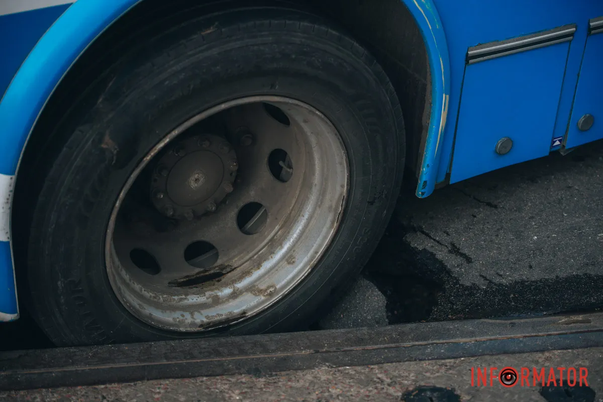 у Дніпрі на проспекті Науки тролейбус застряг колесом у проваллі, транспорт стоїть