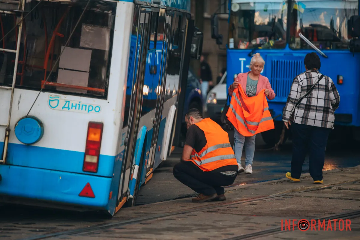 у Дніпрі на проспекті Науки тролейбус застряг колесом у проваллі, транспорт стоїть