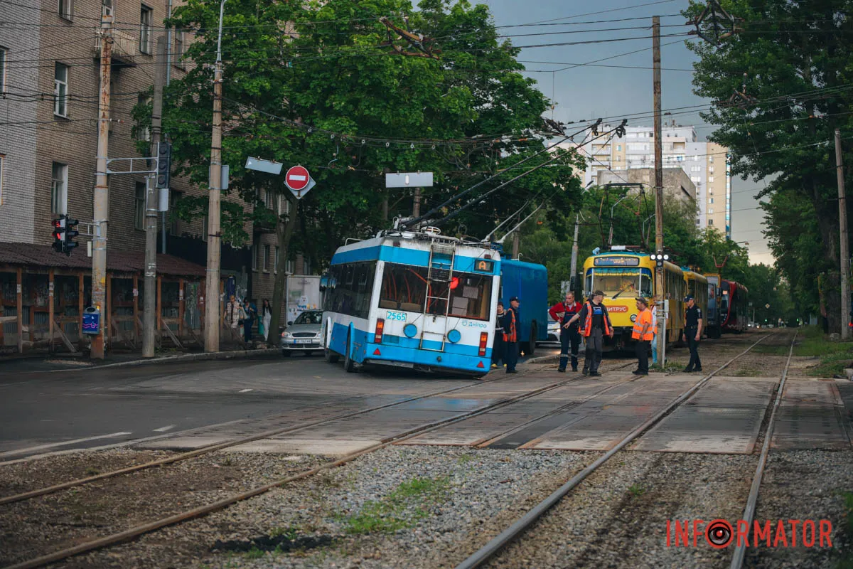 у Дніпрі на проспекті Науки тролейбус застряг колесом у проваллі, транспорт стоїть