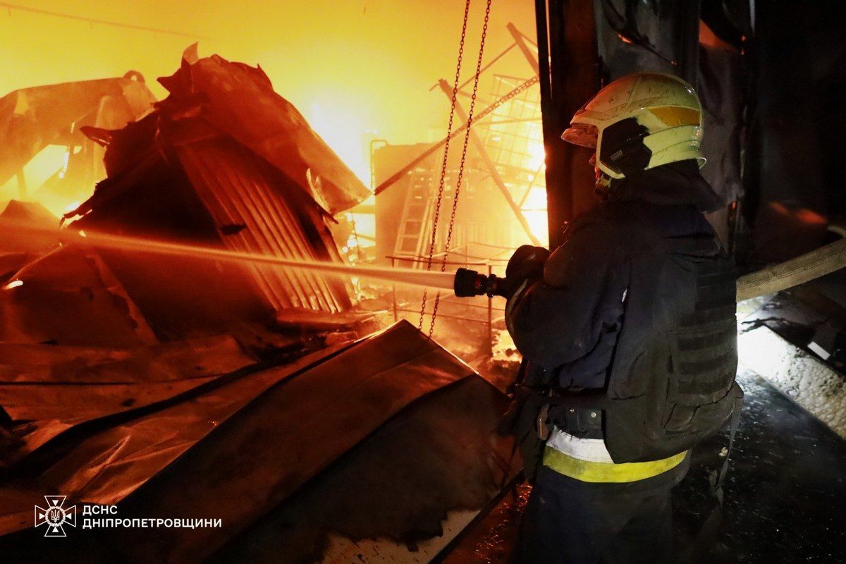 у ДСНС та поліції показали наслідки ворожої атаки по Дніпру 20 травня