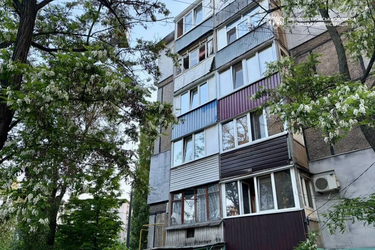 понівечена п’ятиповерхівка та сусідні будинки, є постраждалі