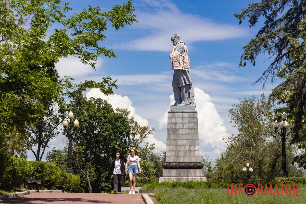 У Дніпрі до Дня вишиванки прикрасили пам’ятник Кобзарю