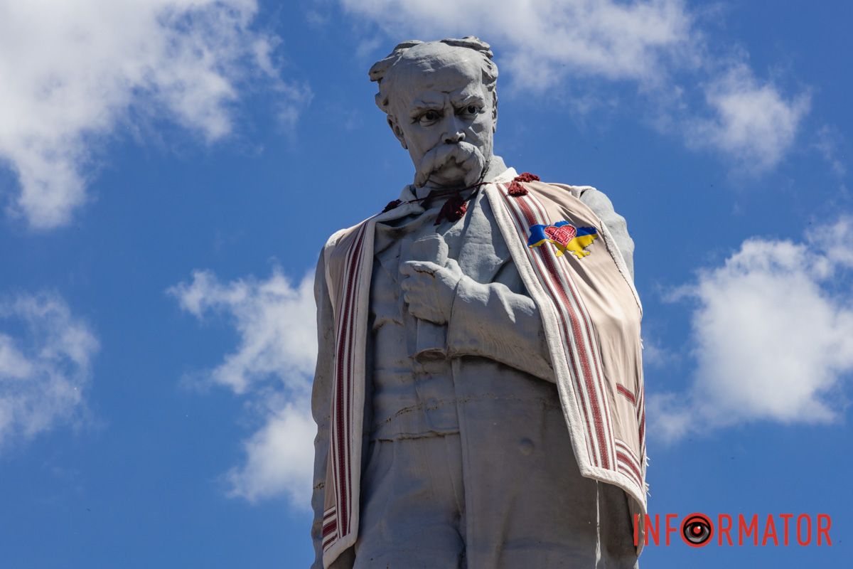 У Дніпрі до Дня вишиванки прикрасили пам’ятник Кобзарю