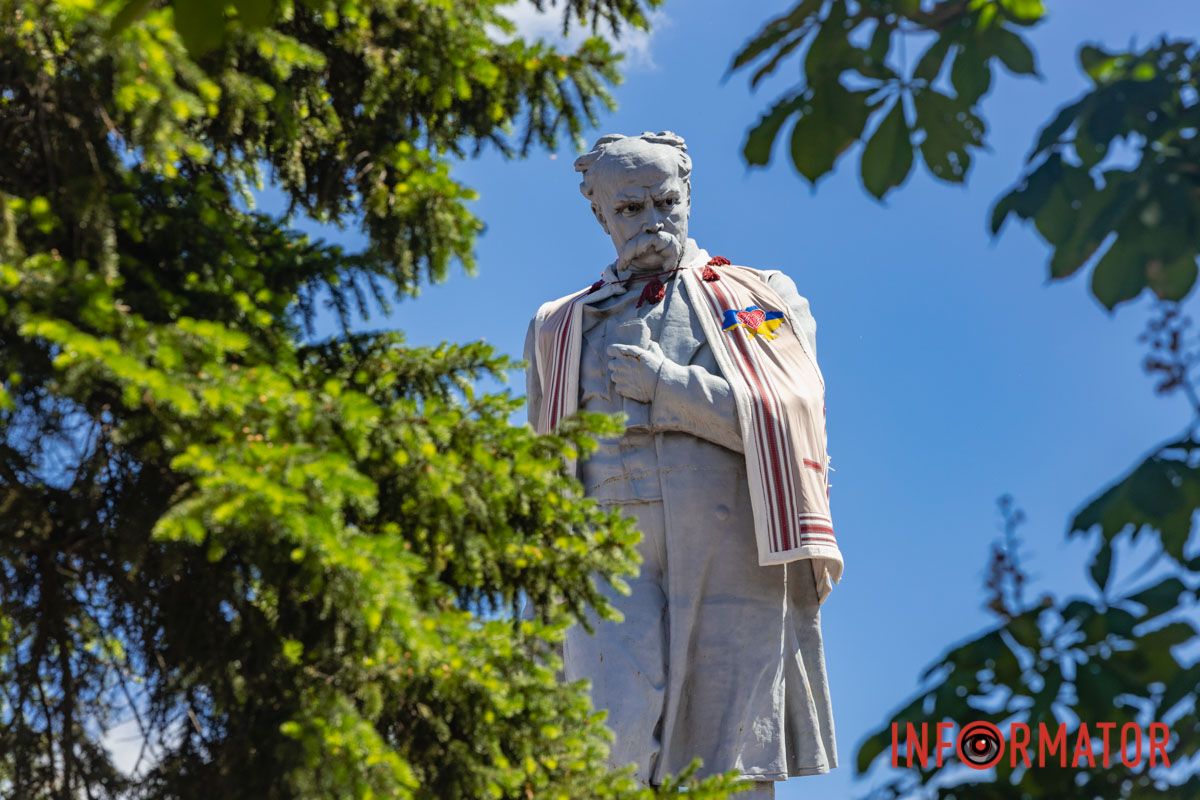 У Дніпрі до Дня вишиванки прикрасили пам’ятник Кобзарю